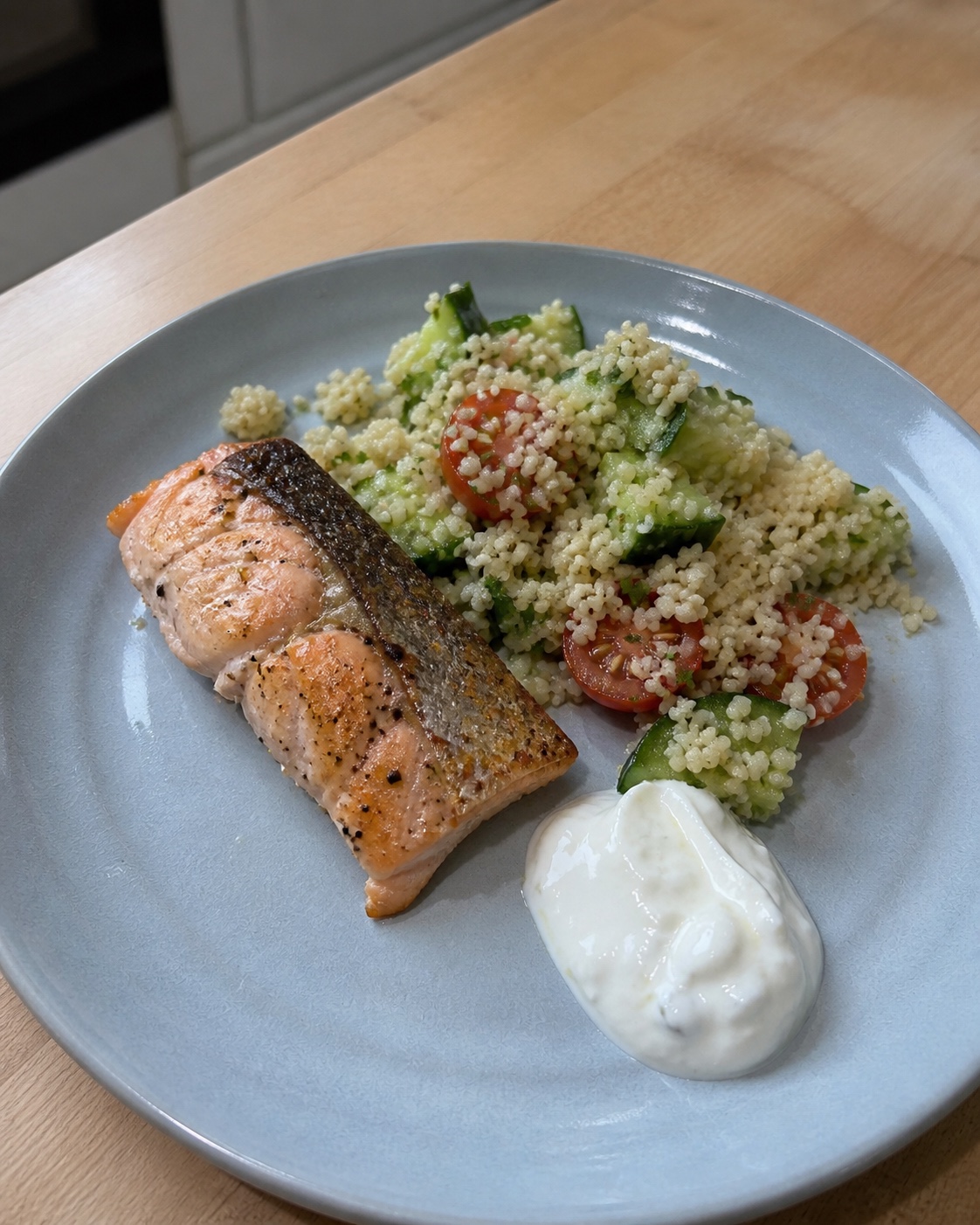 Salmón con cuscús de pepino y limón
